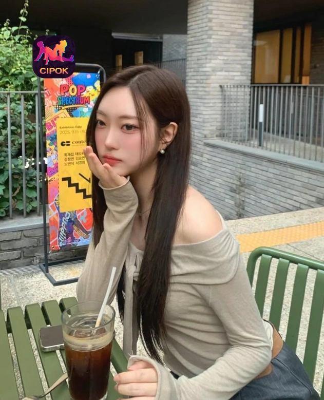 Meyta Pertiwi Mengulas Cipok Live APK