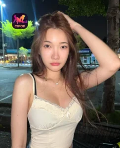 Read more about the article Wanda Amalia Menikmati Cipok Terbaru